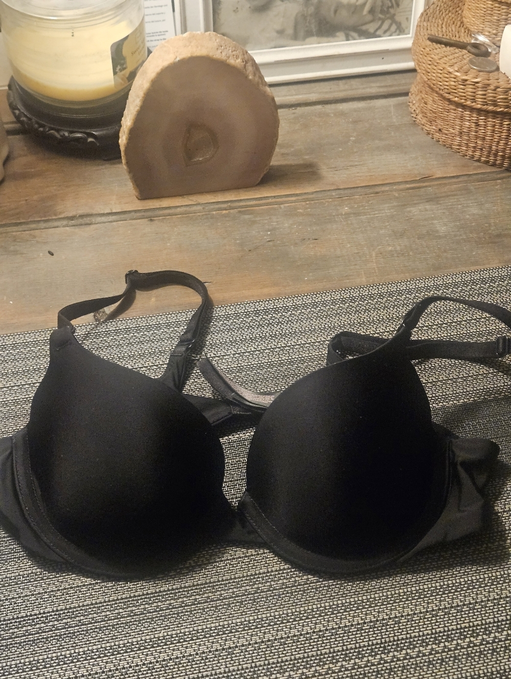 VICTORIAS SECRET T-SHIRT BRA.LIKE NEW! UNDERWIRE W/LIGHT LINING.IDEAL !